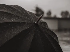 Parasol nad głową i wolne ręce. Tym razem nie chodzi jednak o dziwne czapeczki