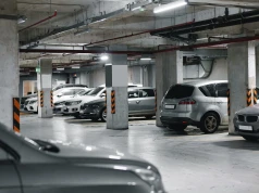 Stłuczka tyłem w tył na parkingu. Wielu kierowców źle zakłada, kto jest winny