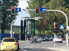 Dachowanie samochodu z kobietą i dzieckiem. Dwie osoby ranne, kierowca Jeepa bez uprawnień