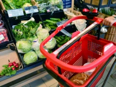 Mniejsza drożyzna przy kasach. Ale jesienią może się to szybko zmienić