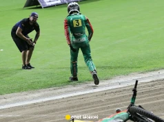 Zawodnik potrącił mechanika. O włos od bijatyki