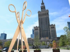 Złota rzeźba „Sobowtórka” przedstawiająca wielkie nożyce stanęła przed MSN w Warszawie