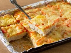 Mam pół kilo mielonej łopatki i przerośniętą cukinię. Układam warstwami i zapiekam pod serem