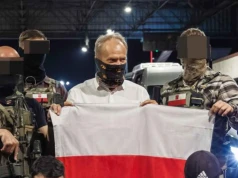 Donald Tusk w masce, dookoła pełno żołnierzy GROM. Wystarczył prosty podpis