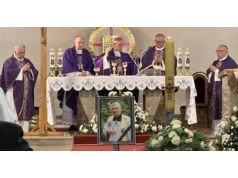"Był prawdziwym ojcem duchowym". Poruszająca msza żałobna za ks. Mariana Stochniałka zgromadziła w Wieluniu tłumy wiernych i bliskich
