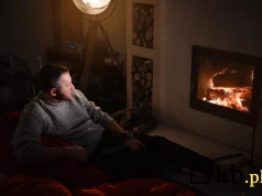 Większość Polaków nie potrafi poprawnie rozpalić kominka. Robią klasyczny błąd początkujących
