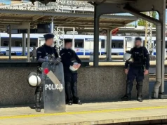 Policja na stacjach, wojsko w terenie, zakaz wstępu do szkół. Stopnie alarmowe wprowadzone w całej Polsce