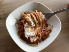 Dodaj to na wierzch makaronu. Tradycyjne spaghetti zmienia się nie do poznania