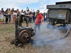 Stara młocarnia poszła w ruch. Tak wyglądała praca na wsi przed laty