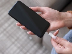 Ładujesz telefon w nocy? Zdziwisz się, ale w ten sposób niszczysz baterię