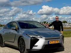 Nowy Lexus ES urósł niemal do rozmiarów LS-a. Z tyłu dzieją się rzeczy absurdalne