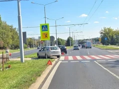 Zderzenie Forda i Dacii na ul. Jana Pawła II. Jeden pas jest zablokowany