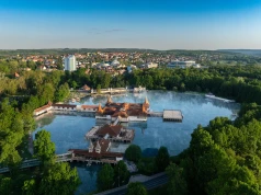Jadą nad Balaton, a to jezioro omijają. Jest największe i nie zamarza nawet zimą