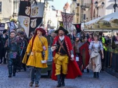 Elfy, wiedźmini i bohaterowie gier na ulicach Torunia. Kolorowy pochód Coperniconu