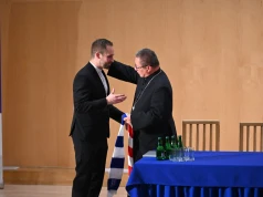 Kard. Grzegorz Ryś dostał szalik kibicowski z barwami Lecha Poznań i Cracovii