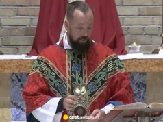 Ksiądz z USA rozpłakał się w czasie mszy i nie mógł podnieść kielicha