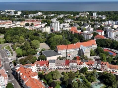 Nie przepłacaj za pobyt. Jesienią za nocleg nad morzem zapłacisz od 189 zł. Taniej też w górach