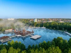 Największe jezioro termalne Europy. Od lat przyciąga kuracjuszy i turystów