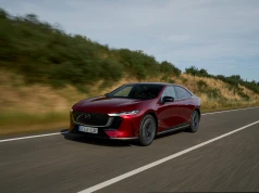 Mazda 6e po roku dostaje to, czego brakowało. Jedna bateria zamiast dwóch, ładowanie dwa razy szybsze i nowa wersja Homura Plus