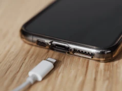 Jak naładować telefon, gdy nie ma prądu w domu? Oto najprostsze i najbezpieczniejsze rozwiązania