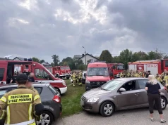 Kobieta nie żyje, sprawca uciekł. Wielka obława pod Warszawą, śmigłowiec, drony psy tropiące, strażacy i policjanci