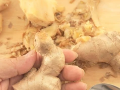 Jak obrać nierówny korzeń imbiru? Sprytny trik ze sztućcem z szuflady