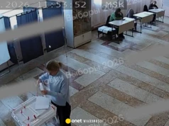 Wybory w Rosji. Przedstawicielka komisji wyborczej dosypała głosy do urny