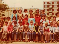 Wspomnienia ze zdjęć klasowych. "Po obróbce wyglądaliśmy jak z plasteliny. Fotograf w tło wkleił kosmos"