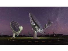 MeerKAT wyłapał radiowy "ślad" wodoru sprzed 5 mld lat