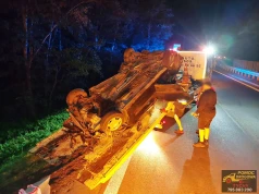 Dwie osoby trafiły do szpitala. Na DK86 w Tychach dachował samochód