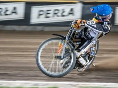 Żużel. Koszmarny wypadek w Lesznie. Mateusz Cierniak wypadł za bandę!