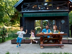 Klasa średnia ucieka z wielkich miast do siedlisk, łudząc się, że pozbędzie się swoich „dram”. „Patrzą na nas, jak na turystów”