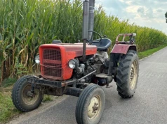 Policjanci odzyskali skradziony traktor. Złodziej ukrył się w szopie pod arkuszem blachy