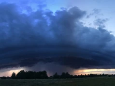 Burze i silny wiatr na północy Polski. Porywy mogą osiągnąć 80 km/h