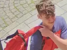 Zniszczył drzwi w budynku w centrum Katowic. Jest poszukiwany przez Policję