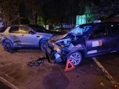 Toyota wypadła z drogi na ul. Lipowej w Lublinie. Uderzyła w zaparkowanego Land Rovera