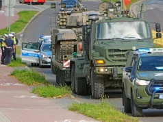 Nietypowe zdarzenie w Łomży. Czołg uszkodził słup i znaki drogowe