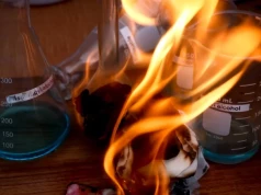 Groźny wypadek przed lekcją chemii. Szkoła ewakuowana, nauczycielka trafiła do szpitala