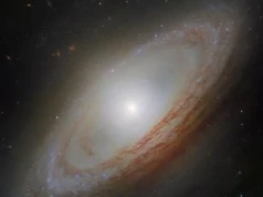 NGC 4698 pod lupą Hubble’a. Spiralna galaktyka z "przekręconym" jądrem