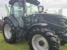 Czarny ciągnik błyszczał na Agro Show 2026. Ma kabinę i kierownicę, ale może jeździć sam
