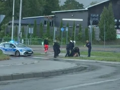 Nagi i pobudzony wskakiwał na jadące auta. Policjanci musieli użyć tasera