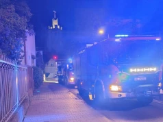 Nocny pożar domu przy Piłsudskiego w Ząbkach. Ogień pojawił się na dachu budynku