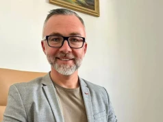 Quiz o tatuażach i przejażdżki kabrioletem. Polityk odpowiada na zarzuty