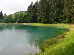 Słowacka perła z listy UNESCO zachwyca nie tylko zabytkami. Tuż obok leży niezwykłe lazurowe jezioro