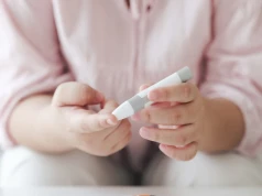 Nie tylko drżenie rąk. Tak też może objawiać się spadek cukru we krwi