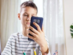 Smartfony w szkołach? Zamiast zakazywać, lepiej dzieci edukować