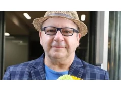 Zbigniew Zamachowski przyłapany z ukochaną. Na nowych zdjęciach ledwo go poznaliśmy