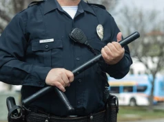 Kupił pałkę teleskopową na Allegro. Zanim dotarła paczka, zapukała do niego policja