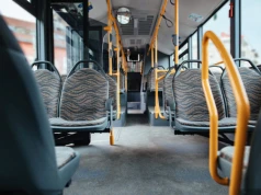 Bezpiecznie, tanio i bez stresu. Dlaczego warto zamienić auto na autobus?