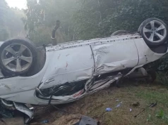 Na łuku wypadł z drogi i dachował. Kierowca BMW trafił do szpitala